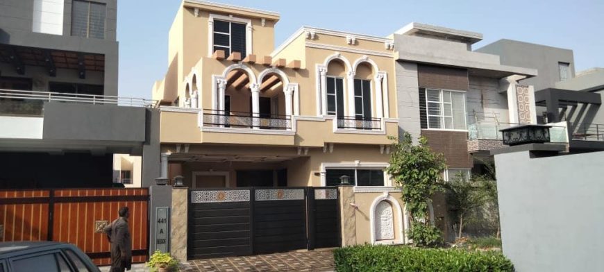 8 Marla House is Available For Sale in DHA rahber phase 11 Lahore