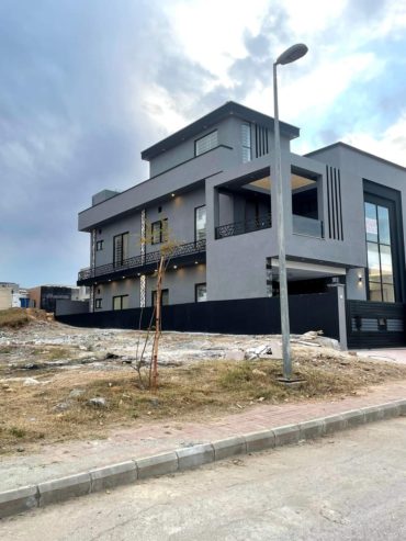 10 MARLA BEAUTIFUL HOUSE FOR SALE BAHRIA TOWN RAWALPINDI/ISLAMABAD