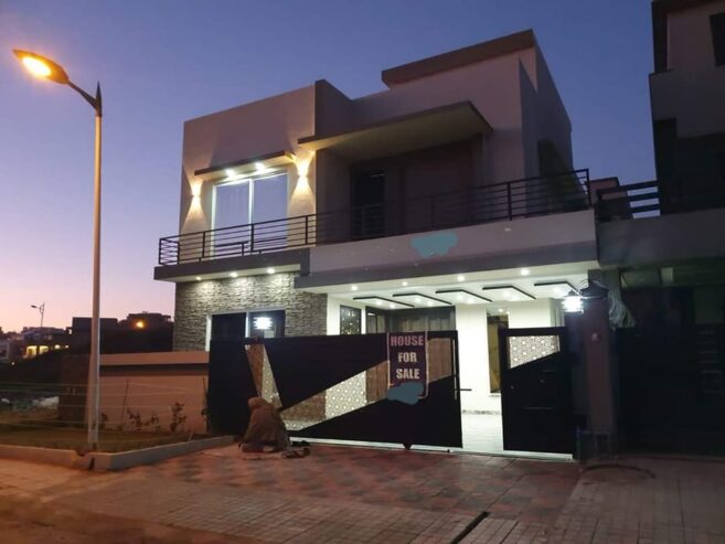 10 MARLA BEAUTIFUL HOUSE FOR SALE IN BAHRIA TOWN RAWALPINDI/ISLAMABAD